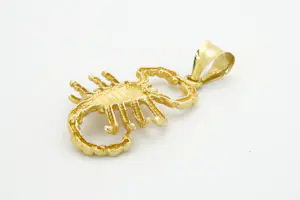 30 - Mooi gedetailleerde 18 Krt geel-gouden sterrenbeeld Schorpioen hanger kopen? Bied vanaf 480!