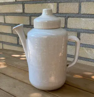 Niet of onleesbaar gesigneerd - Kunst aardewerken koffiepot kopen? Bied vanaf 1!