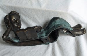 Niet of onleesbaar gesigneerd - Bronzen leesbeeld / leesbeeldje , “Meisje“ kopen? Bied vanaf 1!