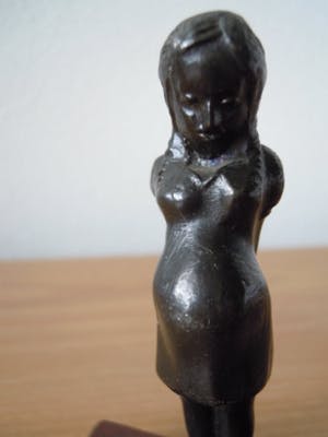 Niet of onleesbaar gesigneerd - Prachtig beeldje van zwangere vrouw kopen? Bied vanaf 10!