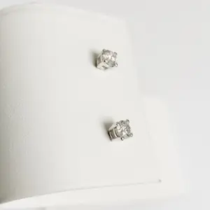 Diamanten oorknopjes kopen? Bied vanaf 400!
