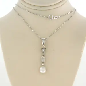 14k witgouden collier met hanger bezet met parel en diamant kopen? Bied vanaf 250!