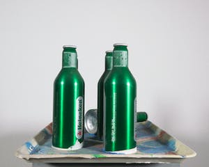 Theo Niermeijer - Compositie van bierflesjes op dienblad kopen? Bied vanaf 1!