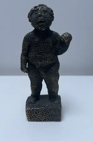 Carolein Smit - Bronzen sculptuur | Jongetje met bal kopen? Bied vanaf 200!