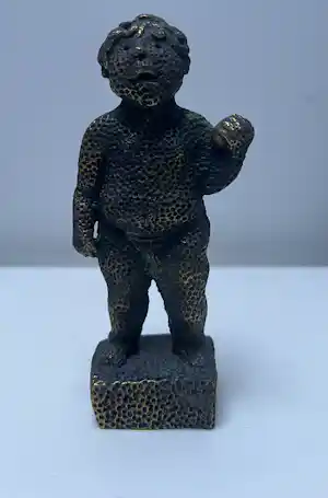 Carolein Smit - Bronzen sculptuur | Jongetje met bal kopen? Bied vanaf 200!