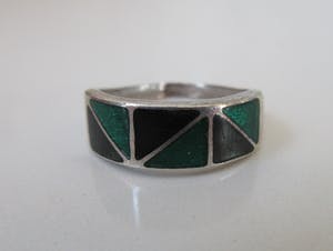Niet of onleesbaar gesigneerd - Sterling zilveren art deco ring met groen en zwart emaille inleg kopen? Bied vanaf 1!