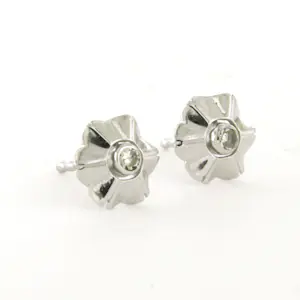 14k wit gouden oorbellen bezet met single geslepen diamanten 0.05ct kopen? Bied vanaf 120!