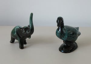 Niet of onleesbaar gesigneerd - Blue Mountain Pottery - Beeldje van een eend en een olifant kopen? Bied vanaf 1!