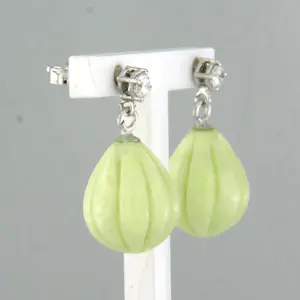 18k gouden oorhangers met limoen chrysopraas en briljant geslepen diamant kopen? Bied vanaf 385!