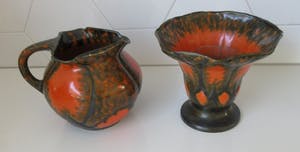 Arnhemsche Fayencefabriek - Twee oranje zwarte art deco vazen - Klaas Vet kopen? Bied vanaf 10!