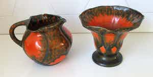 Arnhemsche Fayencefabriek - Twee oranje zwarte art deco vazen - Klaas Vet verkocht voor € 20!