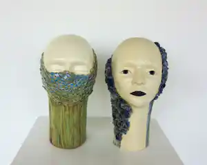 Ida De Roy - Set van twee sculpturen van keramiek, Hoofden kopen? Bied vanaf 150!