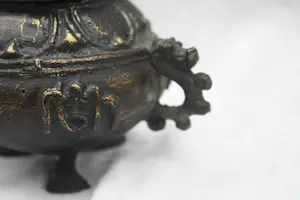 Niet of onleesbaar gesigneerd - Een Oude Bronzen Wierrook Tripod China, late Qing-dynastie (1644-1912). kopen? Bied vanaf 1!