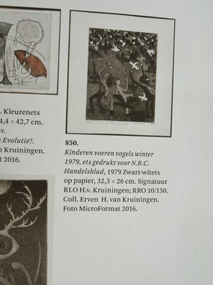 Harry van Kruiningen - Ingelijste ets & aquatint , Kinderen voeren vogels – winter 1979 kopen? Bied vanaf 1!