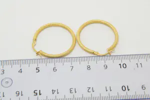 6 - Elegant paar (zo goed als nieuwe) geel-gouden & geruwde 18 Krt oorclips kopen? Bied vanaf 80!