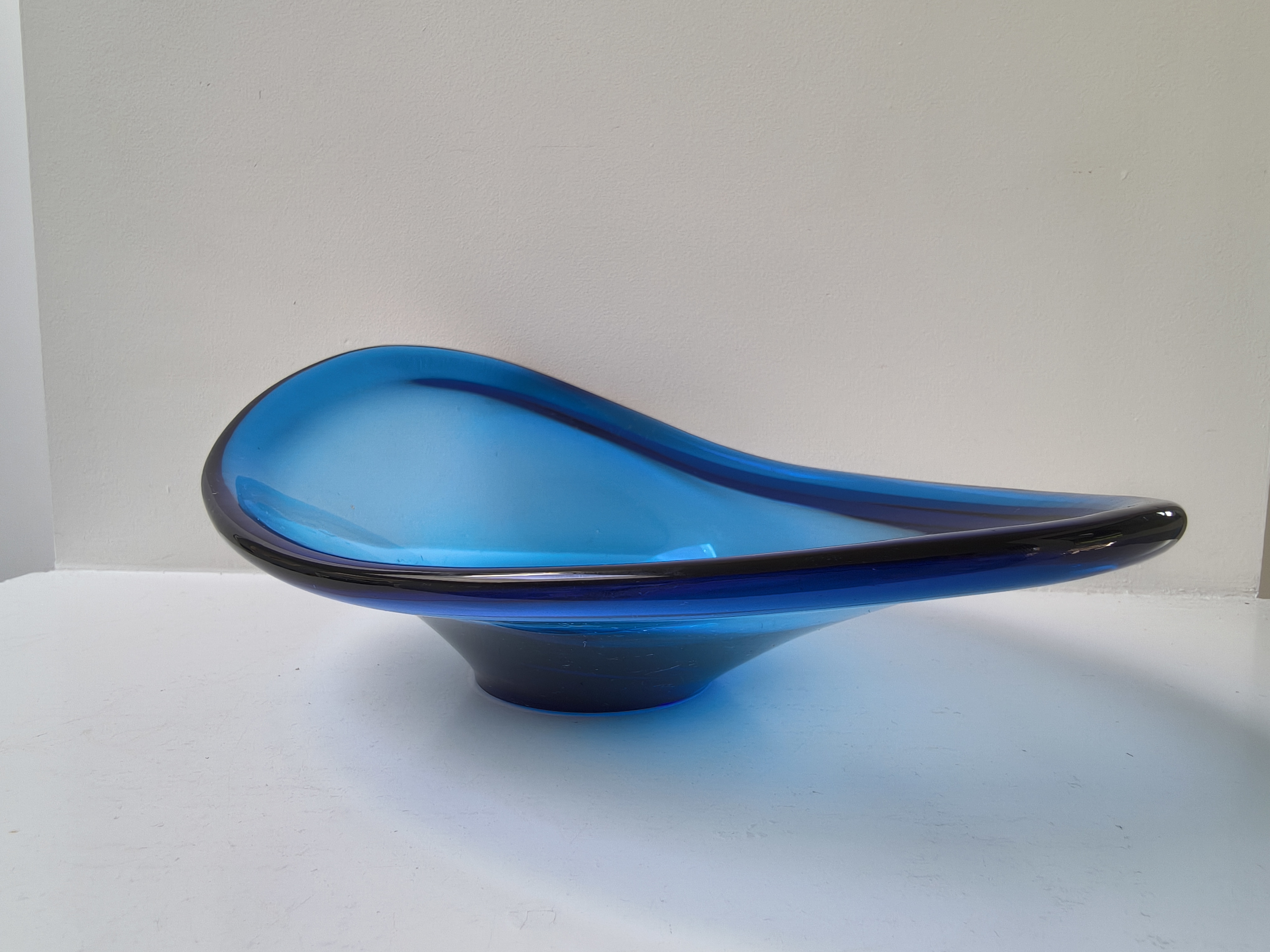 Holmegaard - Per Lütken Holmegaard – Deense vintage glazen schaal in blauw, asymmetrisch desi kopen? Bied vanaf 55!