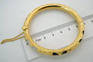 29 - Gedeeltelijk 18 Krt geel-gouden opengewerkte armband met diverse kleuren kopen? Bied vanaf 380!