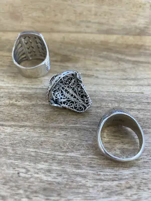 Een Lotje van drie zilveren ringen met kleursteen kopen? Bied vanaf 22!