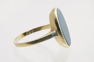 62 - 14 karaats geelgouden zegel ring gezet met ovalen blauwe steen kopen? Bied vanaf 265!