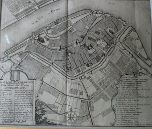 Hendrik de Leth - Fraaie kopergravure van de stadsplattegrond van Dordrecht uit 1765 kopen? Bied vanaf 60!