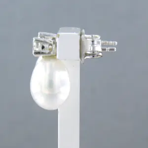 18k wit gouden oorknoppen met parel en briljant geslepen diamant kopen? Bied vanaf 280!