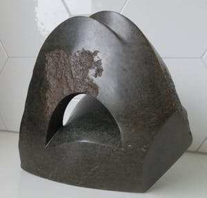 Niet of onleesbaar gesigneerd - Abstract massief natuurstenen sculptuur gesigneerd RS kopen? Bied vanaf 1!