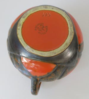 Arnhemsche Fayencefabriek - Twee oranje zwarte art deco vazen - Klaas Vet kopen? Bied vanaf 10!