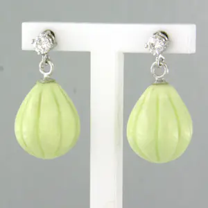 18k gouden oorhangers met limoen chrysopraas en briljant geslepen diamant kopen? Bied vanaf 385!