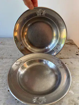 GERO - 2 zeldzame Vintage Gero Zilmeta kinderbordjes, eekhoorn reliëf, 50ies kopen? Bied vanaf 20!