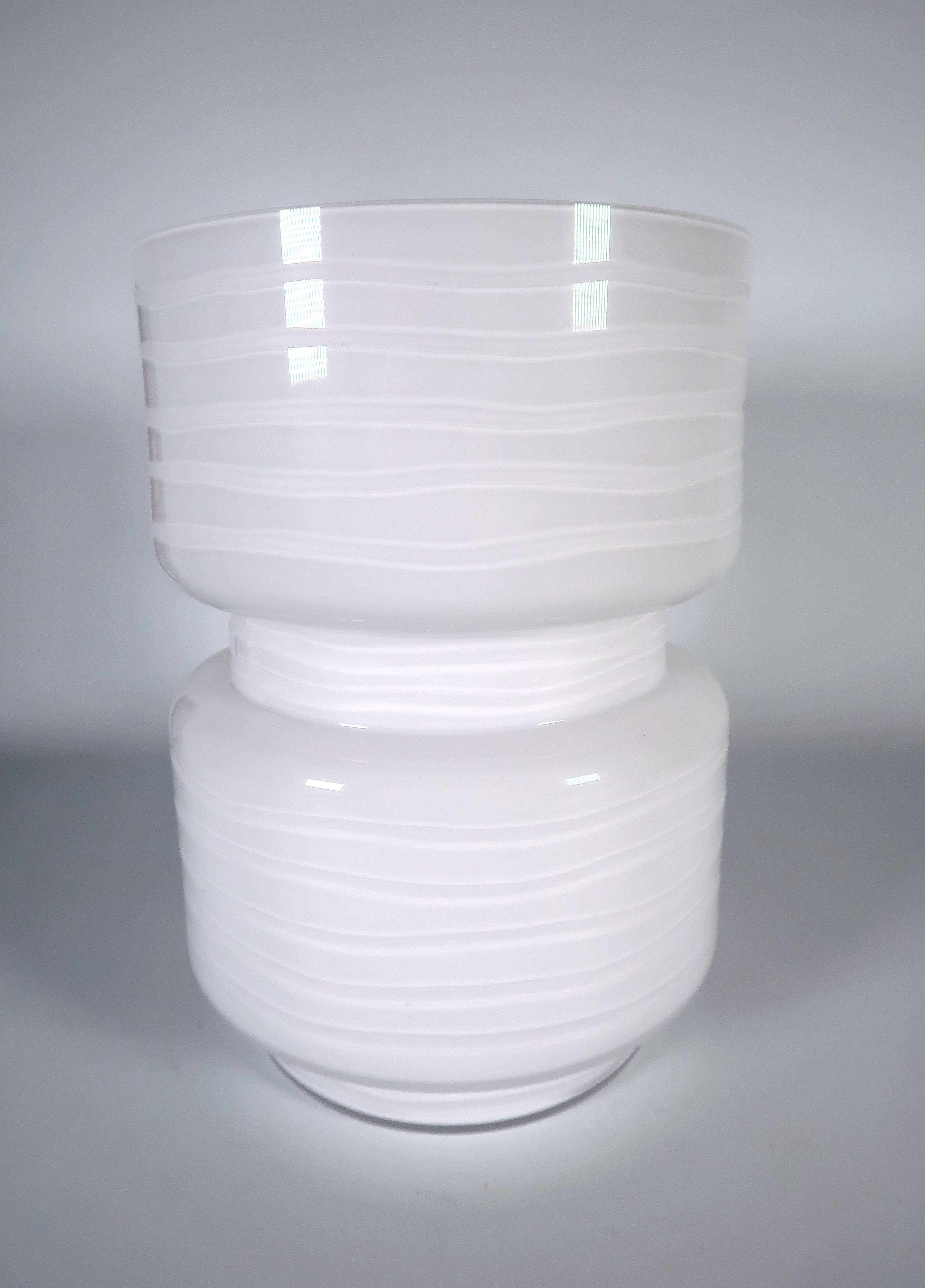 Novy Bor - Glas, Witte cilindrische vaas verkocht voor € 16!