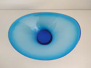 Per Lutken - (1916-1998) asymmetrische schaal, prachtige blauwe kleur kopen? Bied vanaf 65!