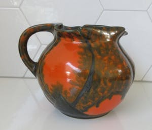 Arnhemsche Fayencefabriek - Twee oranje zwarte art deco vazen - Klaas Vet kopen? Bied vanaf 10!