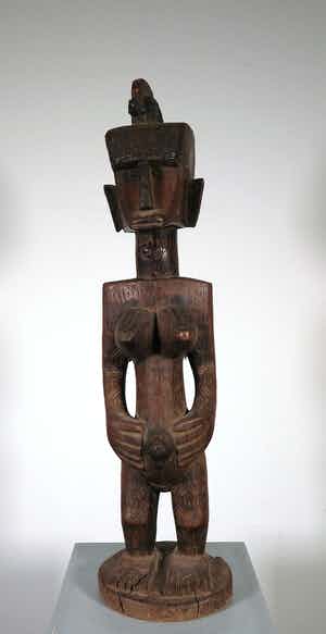 Marka - Hout en metaal, Staand vrouwenfiguur verkocht voor € 120!