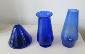 Niet of onleesbaar gesigneerd - Drie blauwe vintage glazen vazen kopen? Bied vanaf 1!