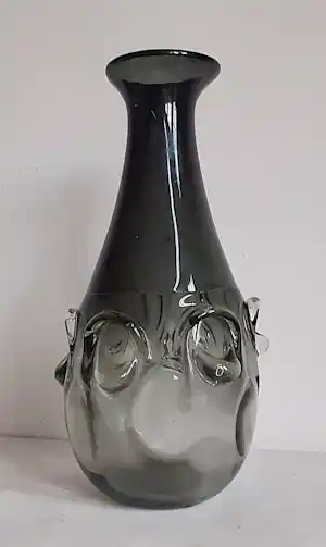Jan Beranek - Rookgrijze (smoky grey) dikwandige ambachtelijk geblazen glazen vaas verkocht voor € 34!