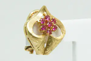 49 - Een paar stijlvolle 18krt gouden dames oorclips met roze steentjes kopen? Bied vanaf 370!