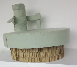 Linda Nieuwstad - Object van textiel (hout en karton), Zonder titel kopen? Bied vanaf 70!