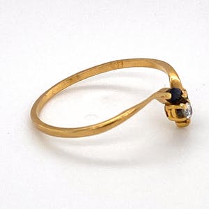 18K Goud - gouden ring met diamant, saffier en smaragd. maat 56(17,75) 1,20 gr kopen? Bied vanaf 90!