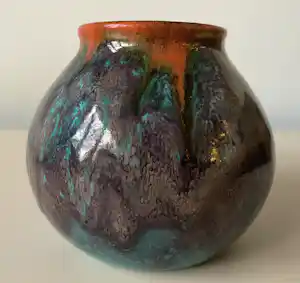 Arnhemsche Fayencefabriek - Art Deco platelen bolvaasje uitgevoerd in Experimenteel glazuur verkocht voor € 35!