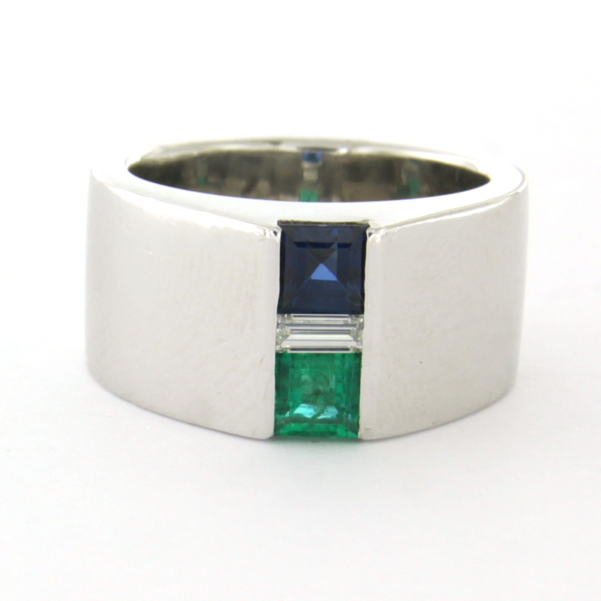 Platina ring bezet met saffier, smaragd en baguette geslepen diamant tot. 0.20ct kopen? Bied vanaf 1200!
