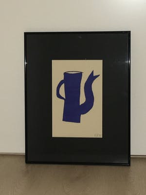 Klaas Gubbels - Mooi ingelijste “Blauwe kan” van Klaas Gubbels kopen? Bied vanaf 195!