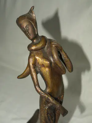 Brons (Onbekend) - Bronzen beeld , Vrouw – in Art Deco stijl – hoogte 38 cm. kopen? Bied vanaf 1!