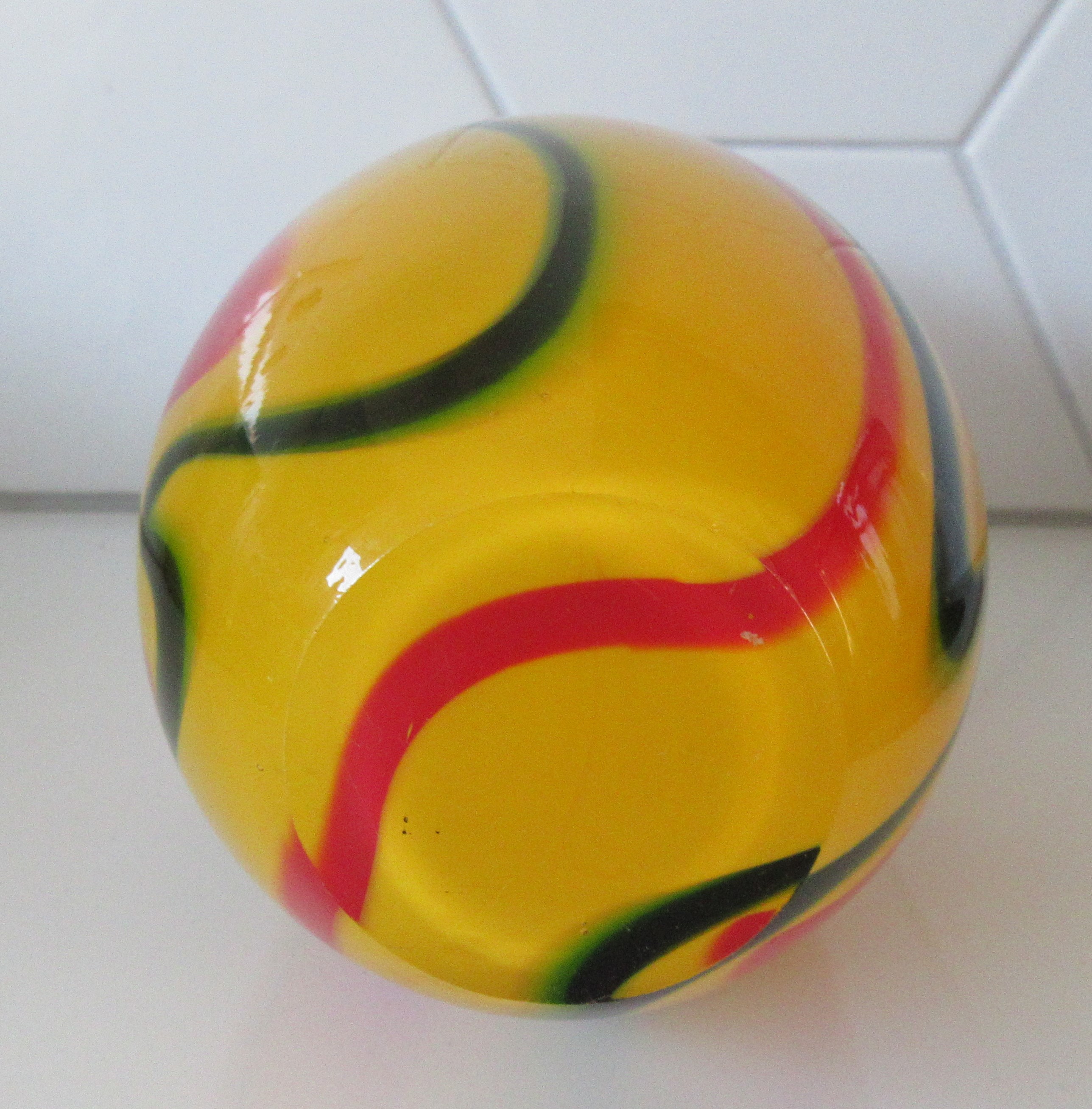 Niet of onleesbaar gesigneerd - Diep gele dikwandige Murano vaas met rode en donkergroene Swirls kopen? Bied vanaf 1!