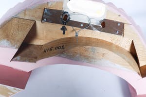 Niet of onleesbaar gesigneerd - Houten wandobject, Zonder titel kopen? Bied vanaf 1!