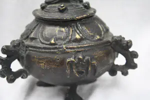 Niet of onleesbaar gesigneerd - Een Oude Bronzen Wierrook Tripod China, late Qing-dynastie (1644-1912). kopen? Bied vanaf 1!