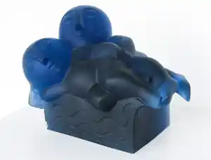Odile Kinart - Sculptuur van glas, Man en vrouw op een bank verkocht voor € 900!