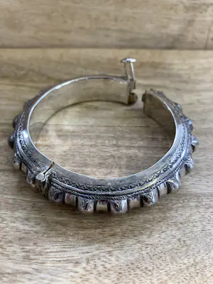 Zilveren bewerkte slavenarmband met scharnier kopen? Bied vanaf 59!