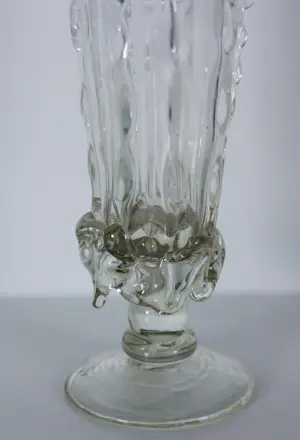 Yvon Trossèl - Diverse speels gevormde glasobjecten ('Bonbonella', 2 kopjes, hanger en vaasje) kopen? Bied vanaf 80!