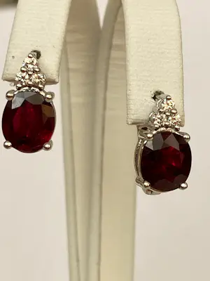 18 Kt witgouden oorbellen met rode robijnen ca 4,00 crt  en diamanten kopen? Bied vanaf 1400!