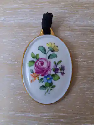 Augarten Wien - Hanger met zwarte fluwelen choker kopen? Bied vanaf 35!